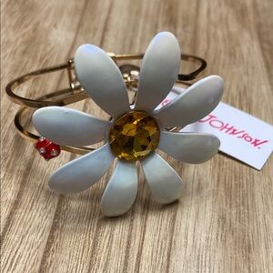 Betsey Johnson White and Gold Flower Bracelet